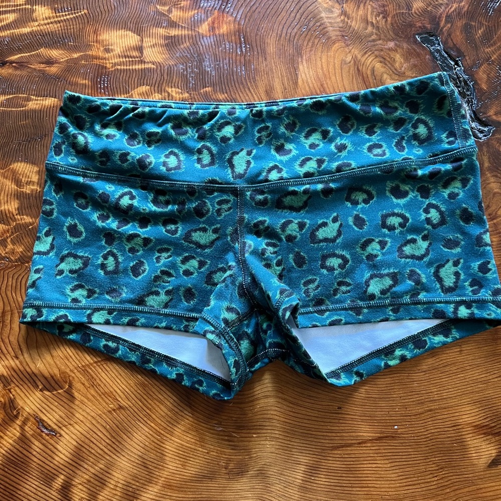 FLEO Night Leopard shorts
